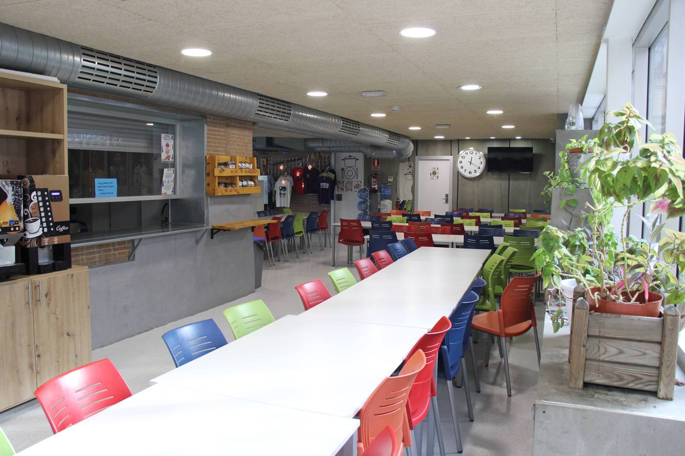 74-seat dining hall with continental breakfast